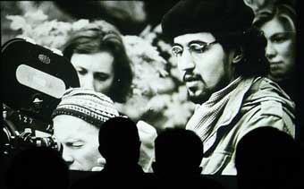 نمایی از فیلم روی پردهی سالن نمایش